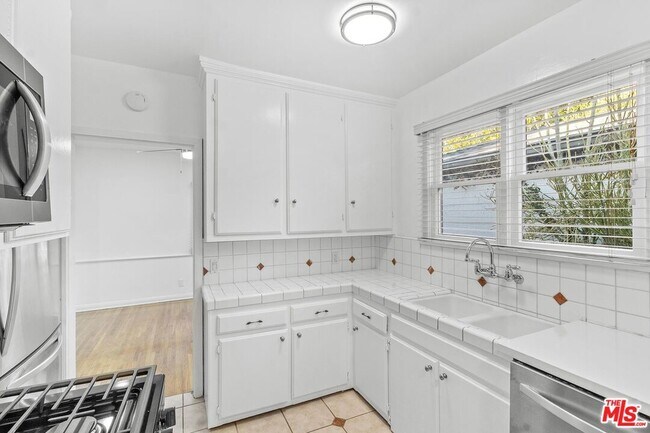 Building Photo - 920 Carrillo Dr