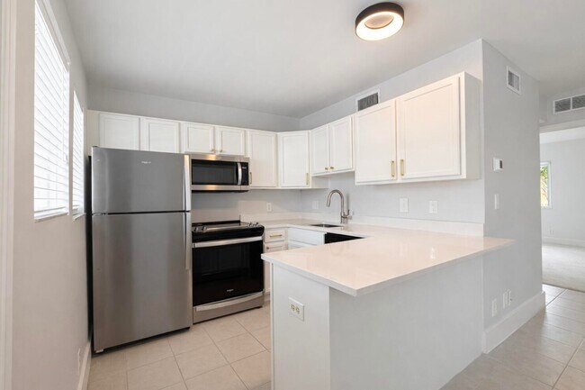 Building Photo - 2660 NE 8th Ave