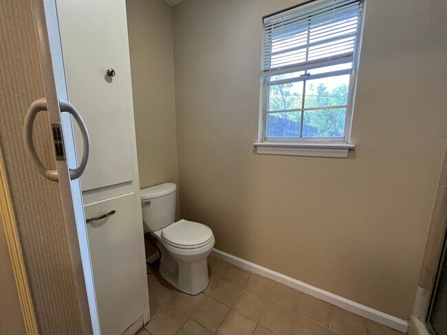 Building Photo - Recently Updated Three Bedroom House in Po...
