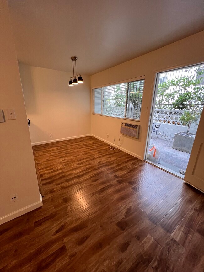Breakfast area or dining room off kitchen - 615 N Flores St