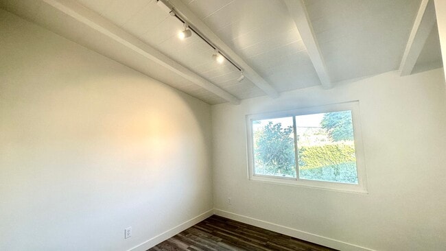 Building Photo - Remodeled 3 bd in Vista with large garage