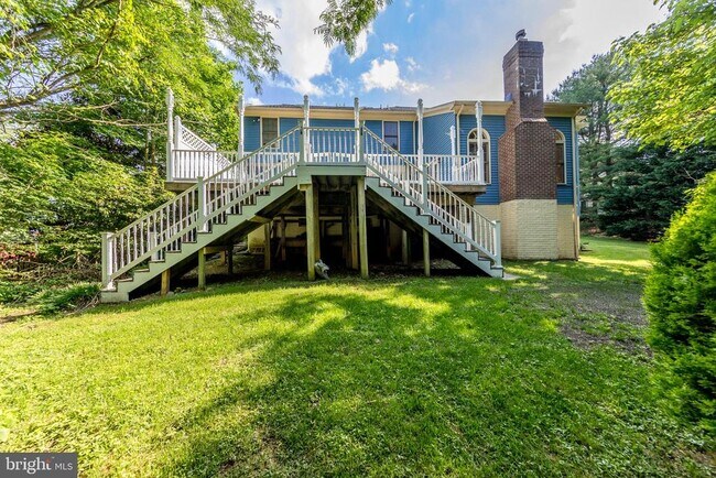 Building Photo - 210 King Johns Ct