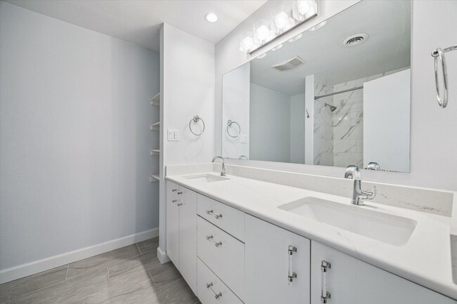 Building Photo - 671 N Post Oak Ln