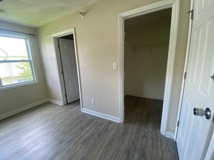 Building Photo - Room in Condo on Carlton Ave