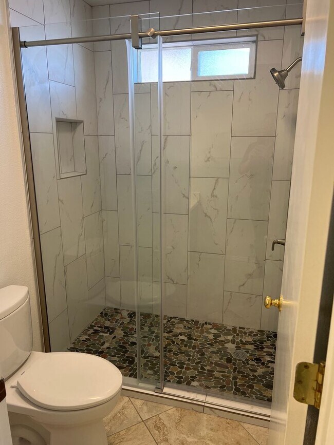 Building Photo - Vista Del Norte neighborhood 3 Bedroom