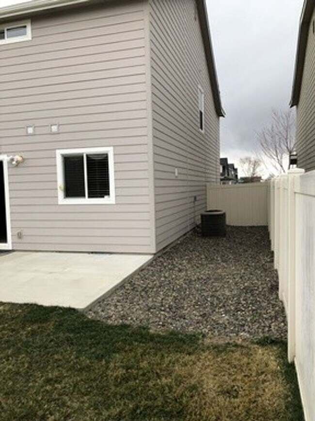 Building Photo - Walking distance to Settlers Park