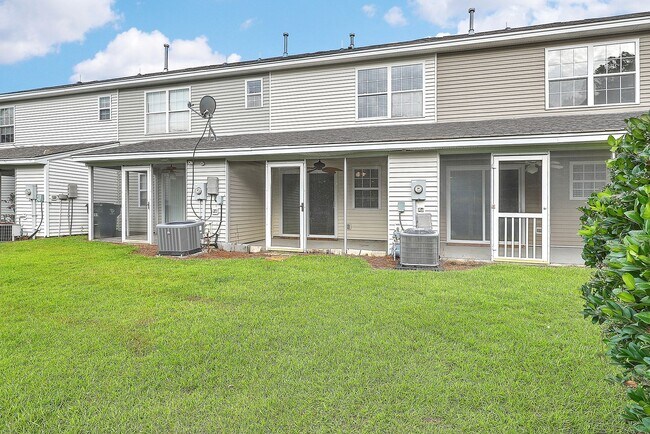 Building Photo - Move in Ready Townhouse in Summer Wood!