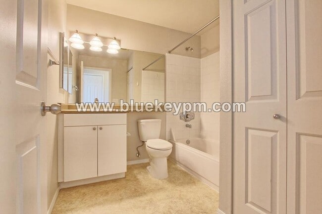 Building Photo - 3 Bed,2 Bath Townhome By the Columbia River in Northwynd Community