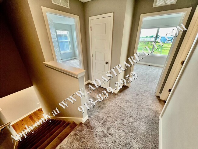 Building Photo - Beautiful Like New 4 Bed 4 Bath Home in Overland Park-Available NOW!!