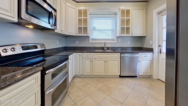 Building Photo - 2151 Traymore Rd