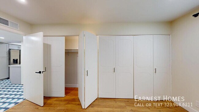 Building Photo - 6752 Hillpark Dr