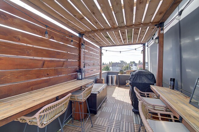 Building Photo - 3Bd/1.5Ba Seattle Townhouse