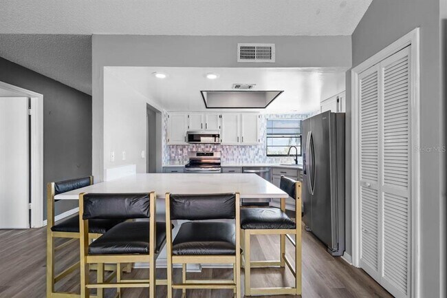 Building Photo - 609 Lively Dr