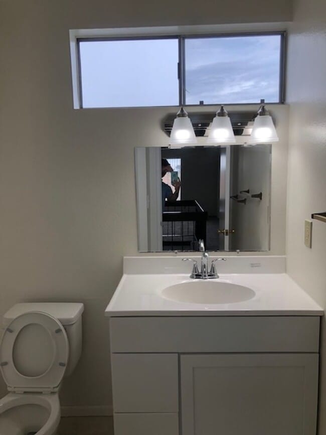 Building Photo - 4 Bed/2.5 Bath  Two Story Home in San Diego