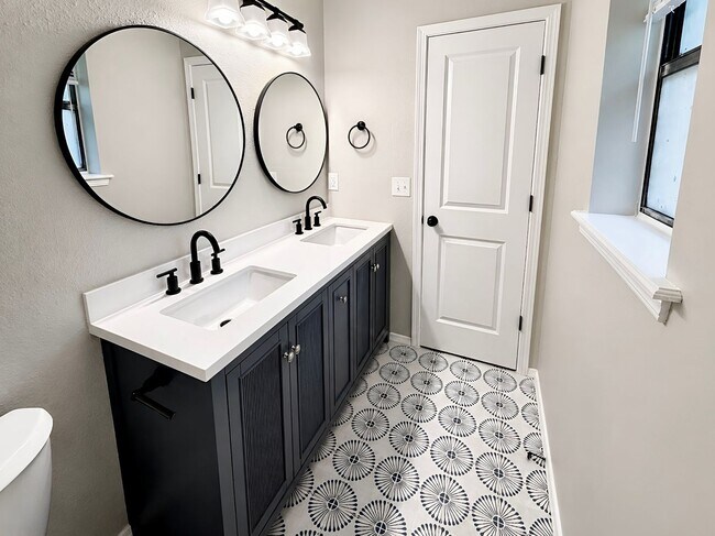 Building Photo - Amazing Quality and Value! Jenks Schools!