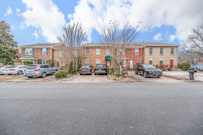 Building Photo - 3 bedroom 2 1/2 bath townhouse in Virginia...