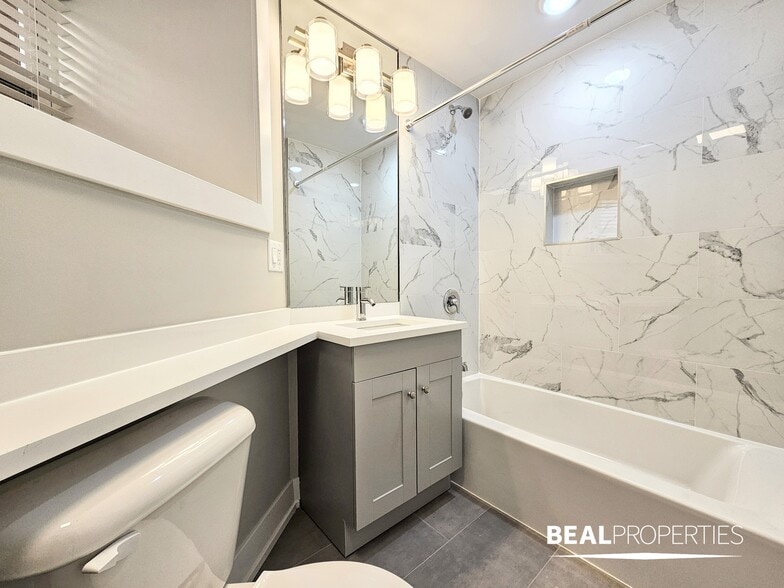 Building Photo - 428 W Belden Ave