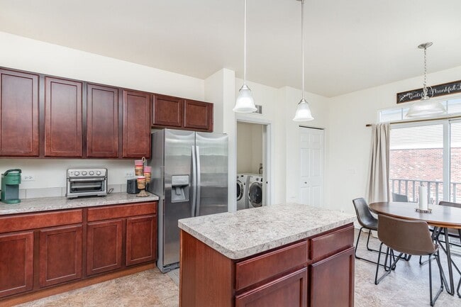 Building Photo - Gorgeous 3 Bed Townhome in Orland Park