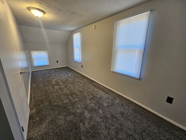 Building Photo - 3 Bed, 2 Bath, Elkhart