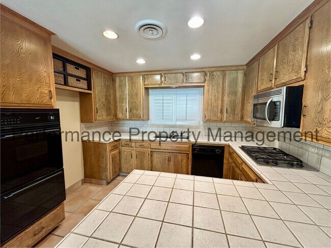 Building Photo - Cozy 3 Bed/2 Bath SW Bakersfield Home w/ Pool & $0 Deposit Option