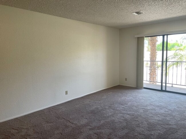 Building Photo - El Condo unit 1 bed, 1 & 3/4 bath