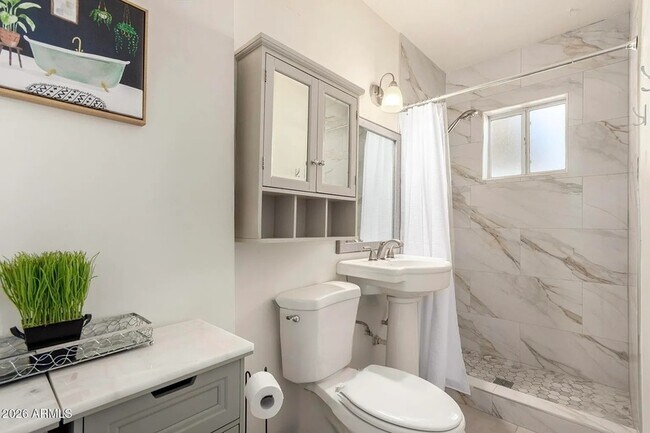 Building Photo - 1412 W 7th Pl