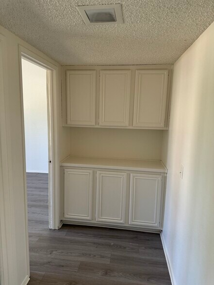 Building Photo - 37413 Norwich Dr