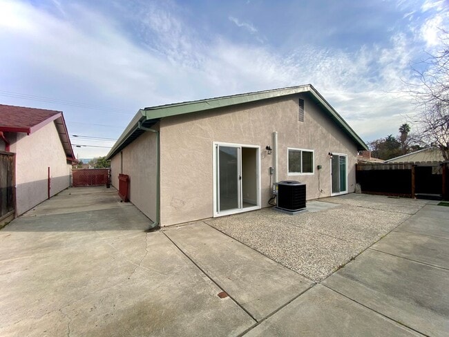 Building Photo - Beautifully Remodeled 3-Bedroom Home for Rent! - Northgate Neighborhood of Fremont!