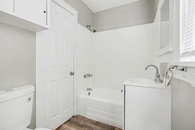 Building Photo - Beautiful 2 Bedroom 1 Bathroom Home in Kansas City!