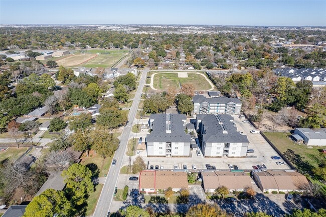 Building Photo - 1716 Crestdale Dr