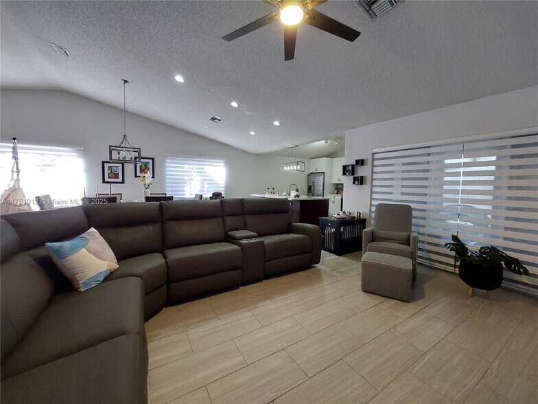 Building Photo - 9920 SW 16th Ct