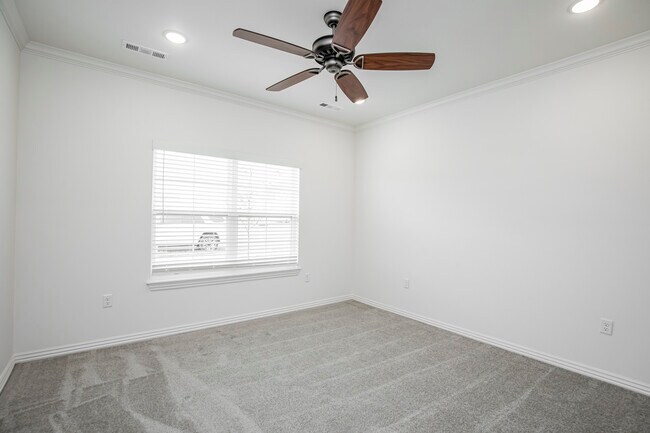 Building Photo - 4307 SW Bison St