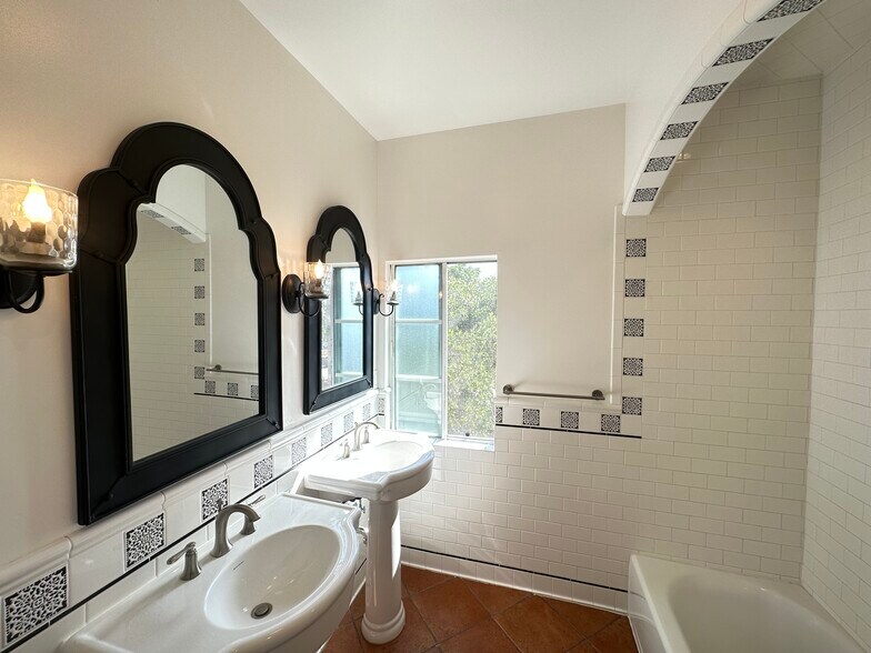 Building Photo - 1602 S Sierra Bonita Ave