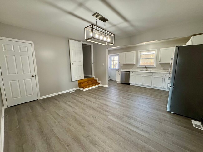 Building Photo - Recently Renovated 2 Bedroom 2 Bathroom Ho...