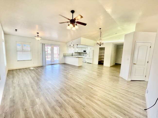 Building Photo - Pet-Friendly Four Bedroom Home in Blooming...