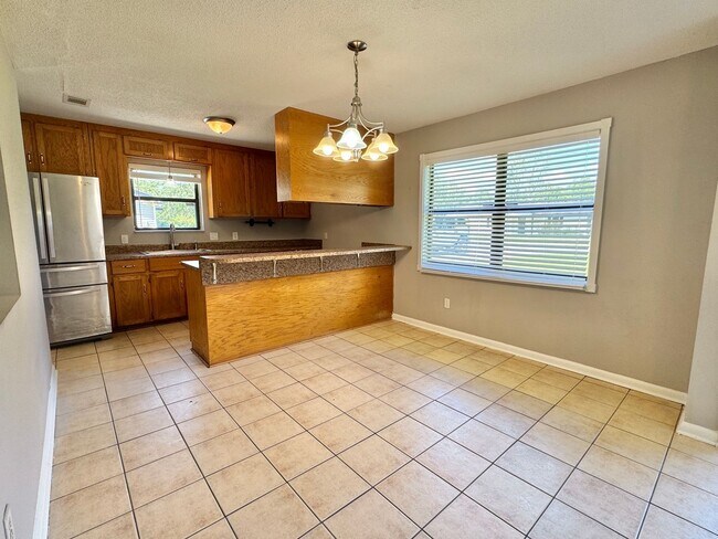 Building Photo - AVAILABLE AUGUST 2025 [PET FRIENDLY]