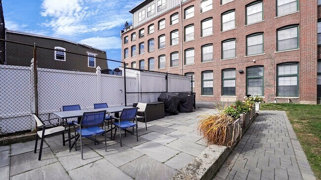 Building Photo - 881 E 1st St