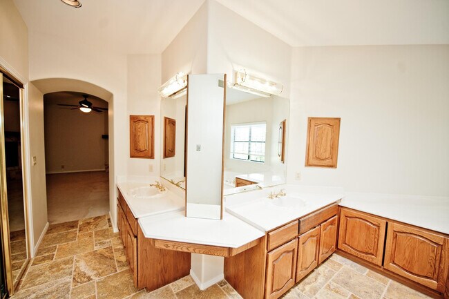 Building Photo - 2322 S Rogers Cir