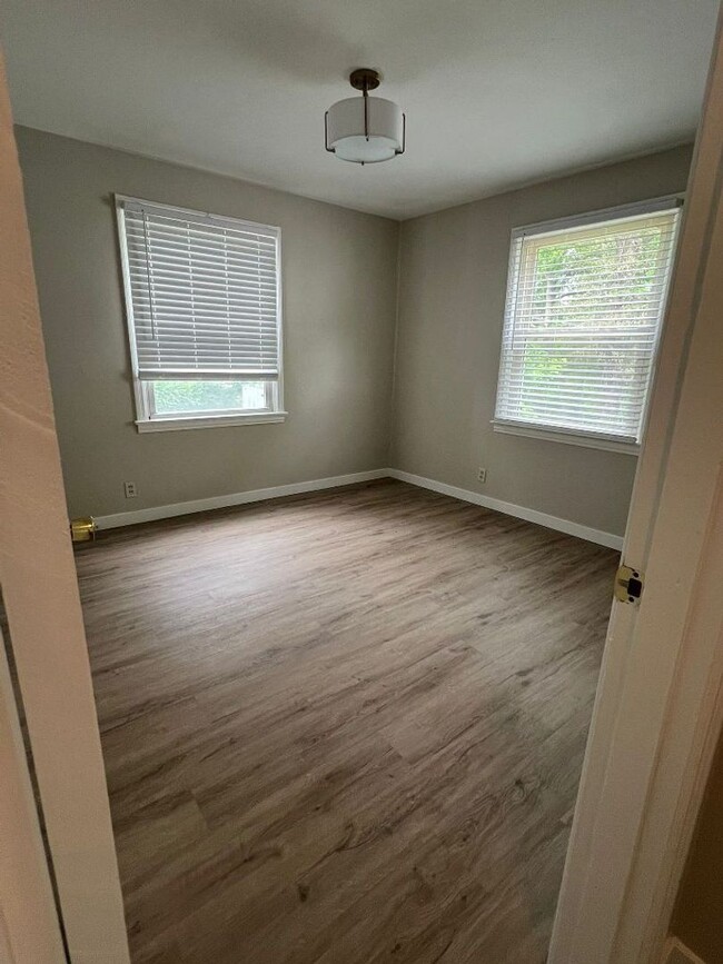 Building Photo - Spacious and Freshly Remodeled in Ritenour...