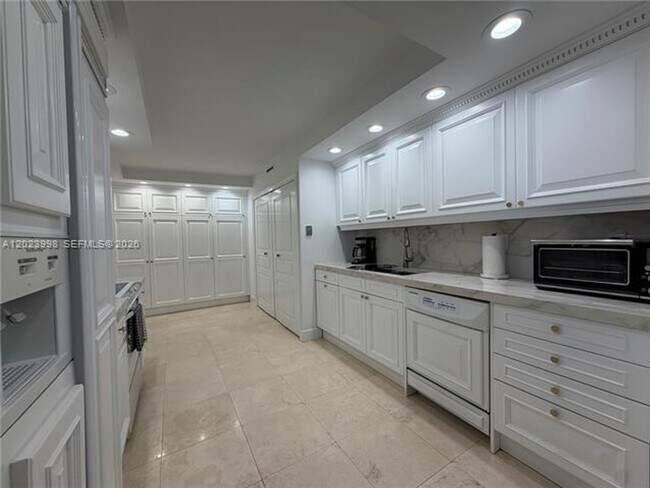 Building Photo - 1111 Crandon Blvd