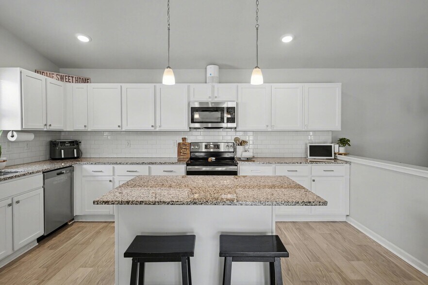 Building Photo - 202 Creek Pointe Cir
