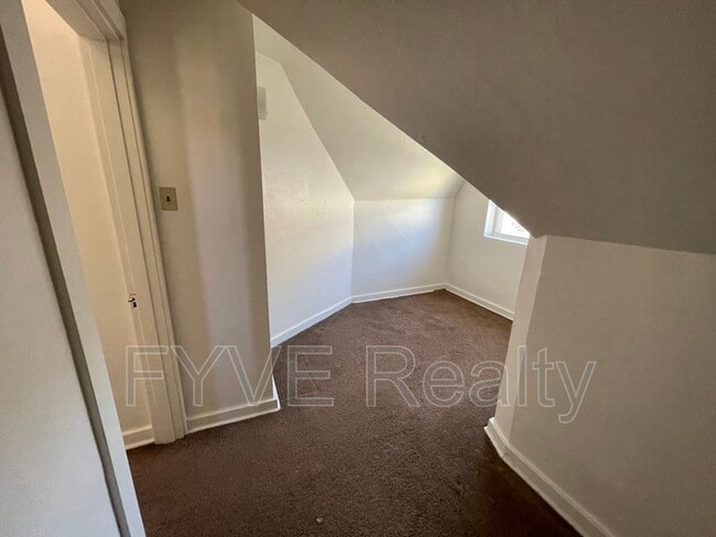 Building Photo - 489 Norton St