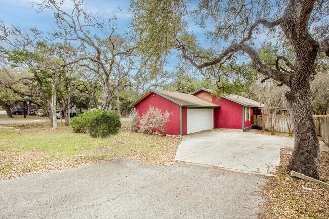 Building Photo - Eclectic 3 Bedroom, 2 Bathroom Home - 2 Car Garage - Fenced Yard and More!