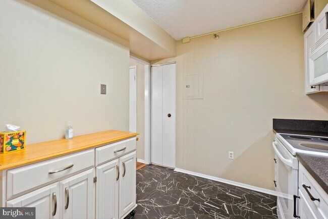 Building Photo - 15101 Interlachen Dr