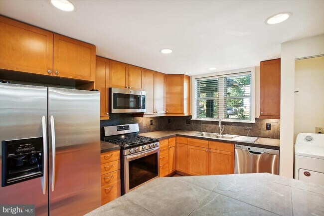 Building Photo - 8509 Cyrus Pl