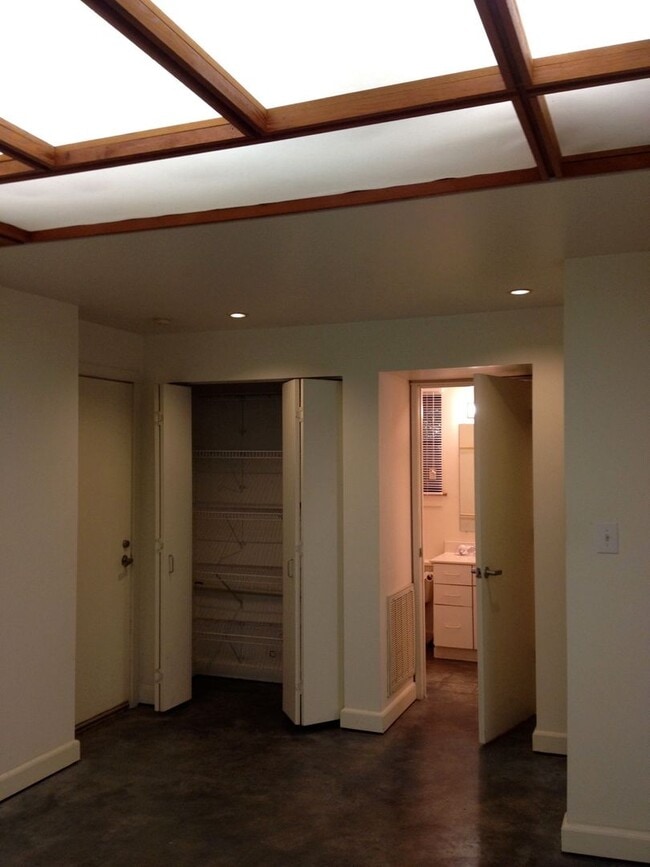 Building Photo - 1 Bed Apartment super close to UNC campus!  Quiet neighborhood & feels like living in a Tree House!