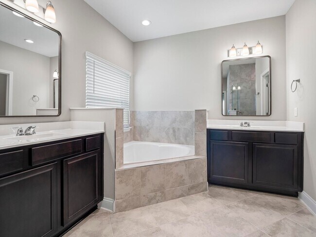 Building Photo - 4 bedroom, 3 bath home in Grand Landings G...