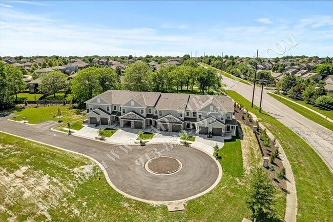 Building Photo - Brand New Townhome 3 Bed 2.5 Bath in Olath...