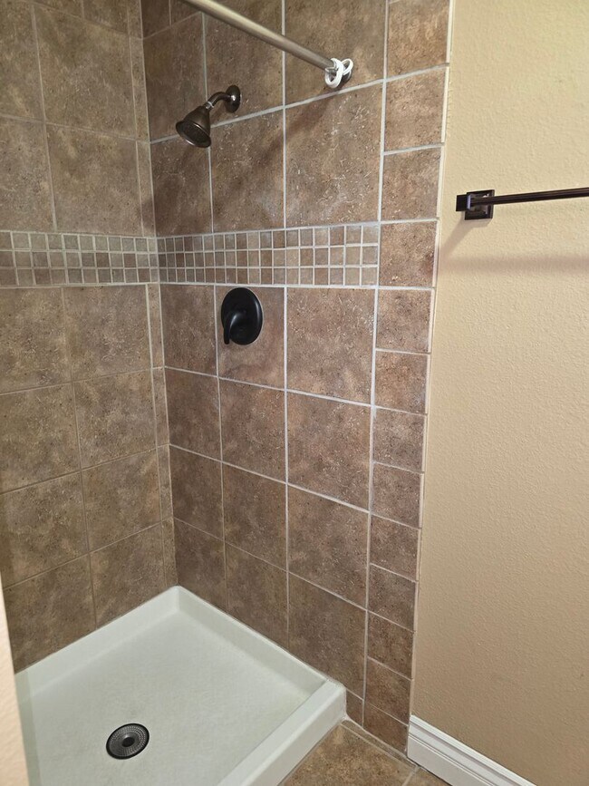 Building Photo - Beautiful 4 bed/ 3 bath POOL Home For Rent