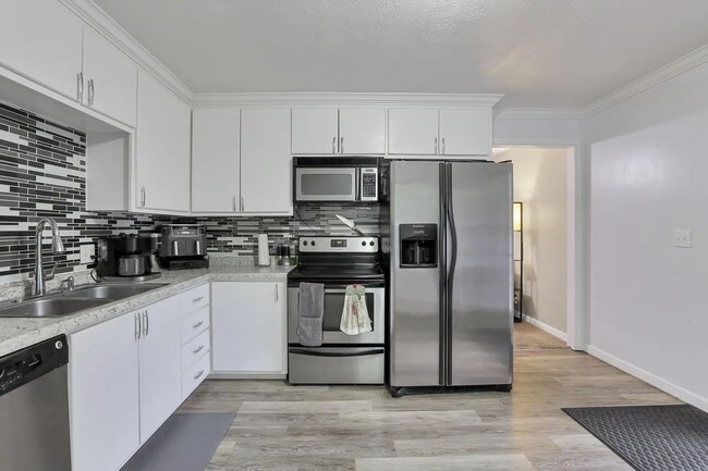 Building Photo - 455 Lakeview Dr